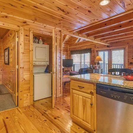 Solid Ground Lodge With Yard! Pigeon Forge Ngoại thất bức ảnh