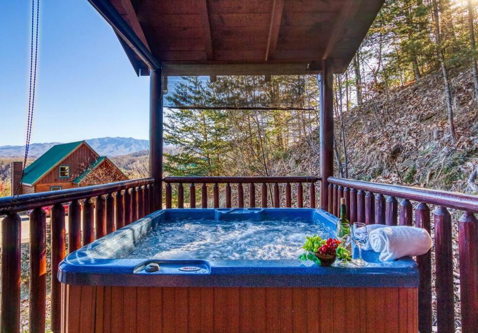 Solid Ground Lodge With Yard! Pigeon Forge Ngoại thất bức ảnh