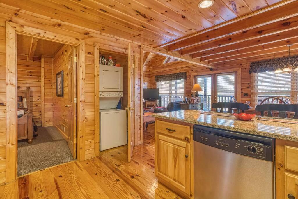 Solid Ground Lodge With Yard! Pigeon Forge Ngoại thất bức ảnh