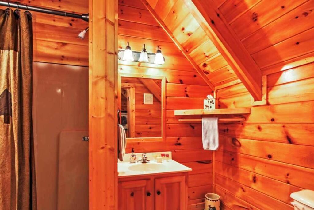 Solid Ground Lodge With Yard! Pigeon Forge Ngoại thất bức ảnh
