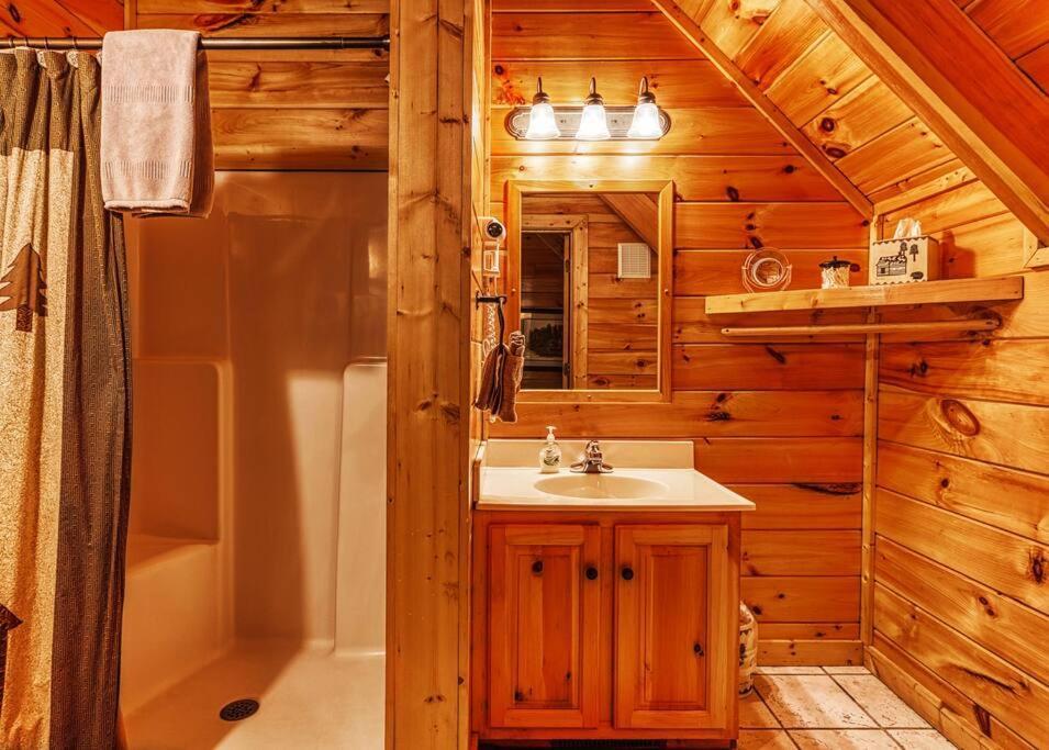 Solid Ground Lodge With Yard! Pigeon Forge Ngoại thất bức ảnh