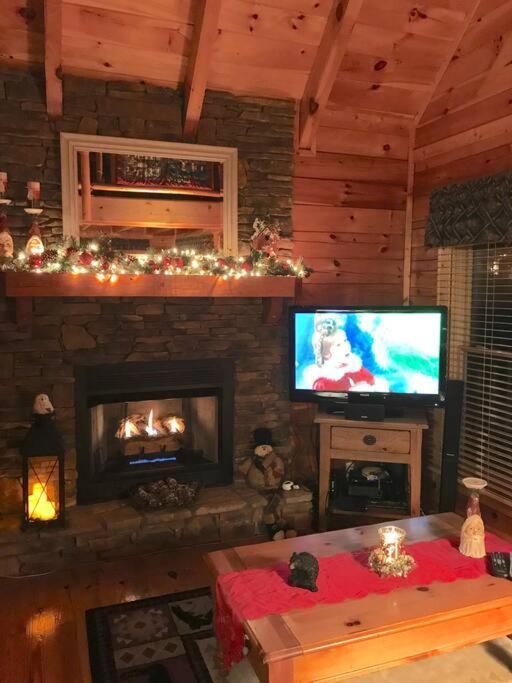 Solid Ground Lodge With Yard! Pigeon Forge Ngoại thất bức ảnh