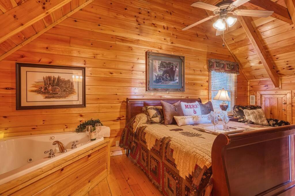 Solid Ground Lodge With Yard! Pigeon Forge Ngoại thất bức ảnh