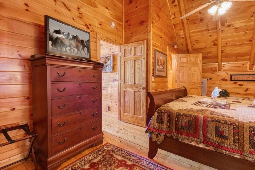 Solid Ground Lodge With Yard! Pigeon Forge Ngoại thất bức ảnh