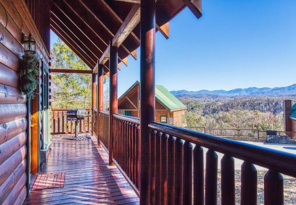 Solid Ground Lodge With Yard! Pigeon Forge Ngoại thất bức ảnh