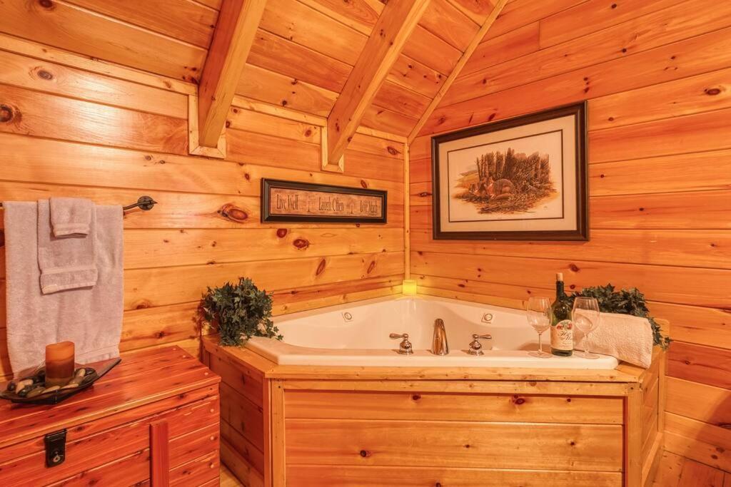 Solid Ground Lodge With Yard! Pigeon Forge Ngoại thất bức ảnh