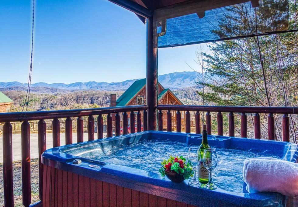Solid Ground Lodge With Yard! Pigeon Forge Ngoại thất bức ảnh