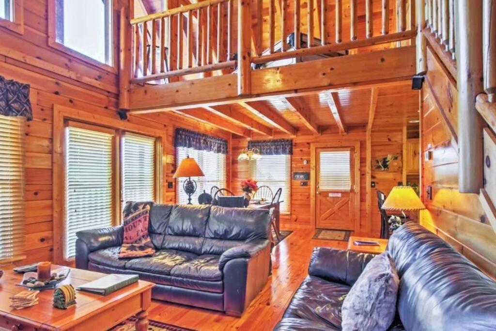Solid Ground Lodge With Yard! Pigeon Forge Ngoại thất bức ảnh