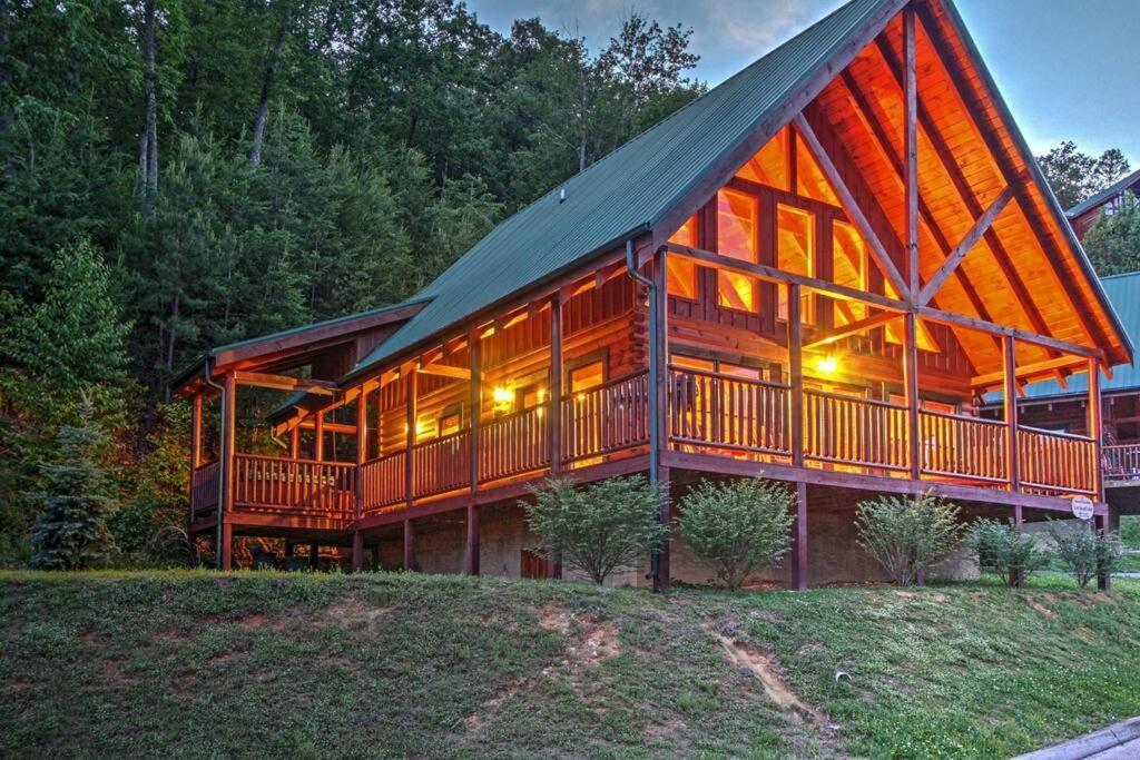 Solid Ground Lodge With Yard! Pigeon Forge Ngoại thất bức ảnh
