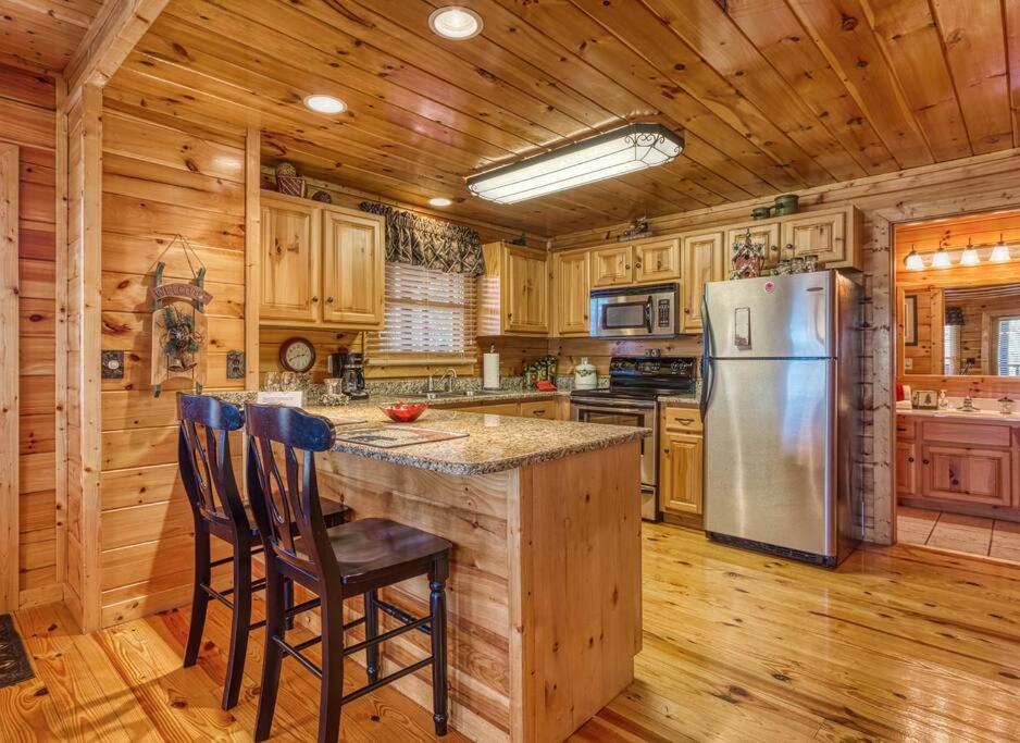 Solid Ground Lodge With Yard! Pigeon Forge Ngoại thất bức ảnh
